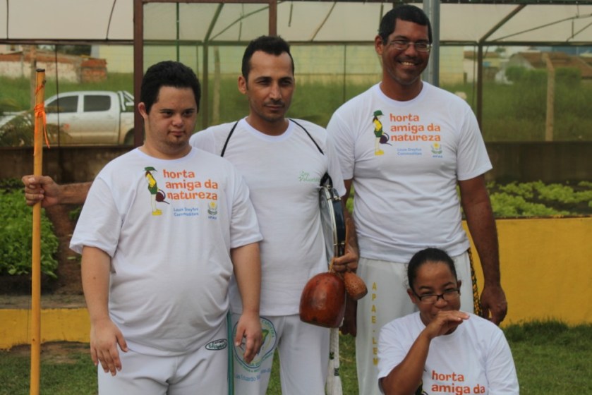 Os capoeristas posam para a foto, orgulhosos da nova estufa.