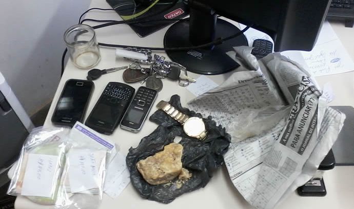 Droga e produtos de roubo encontradas com o menor identificado como um dos quatro autores dos assaltos de ontem. Foto de Sigi Vilares.