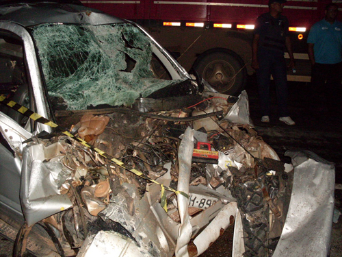 A violência do choque frontal pode ser avaliada pelos danos causados nos veículos