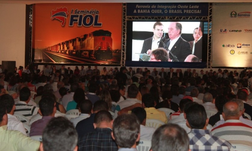 O espaço Bartira, em Barreiras, ficou lotado com as pessoas que foram ouvir os seminaristas