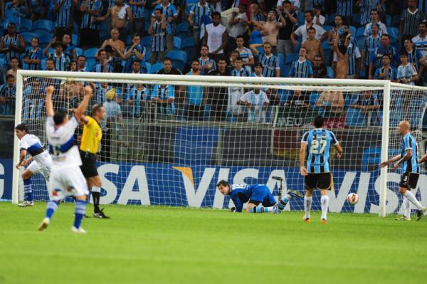 Jogadores do Huachipato comemoram vitória sobre o Grêmio na Arena