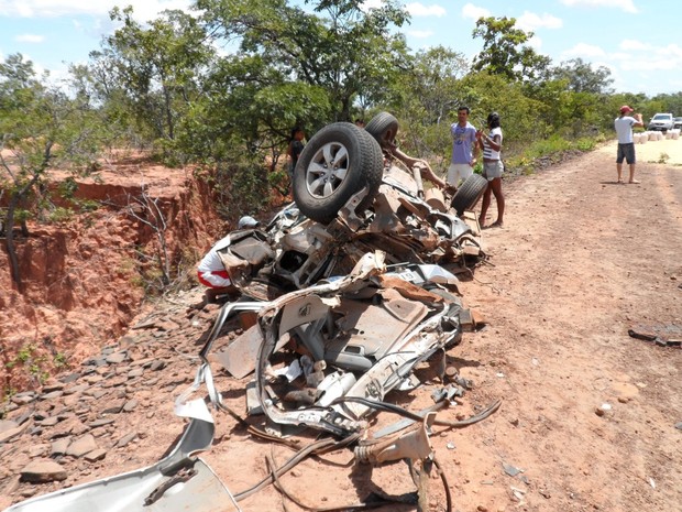 A Hilux desintegrou-se com o choque. Fotos de Jenerson Gonçalves para o G1