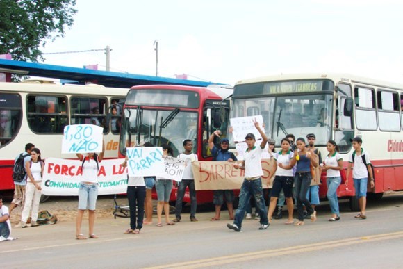 Na foto, uma manifestação antiga de escolares contra o aumento das passagens