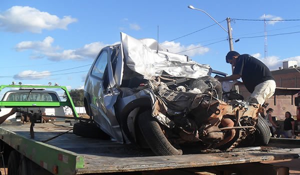 Foto de Sigi Vilares: Nazareno jaz nas ferragens do seu veículo.