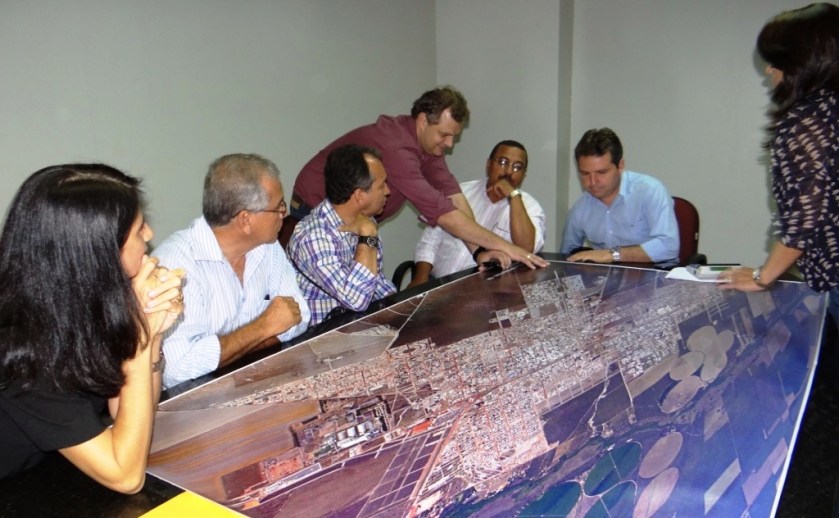 Secretários municipais dão informações aos professores.