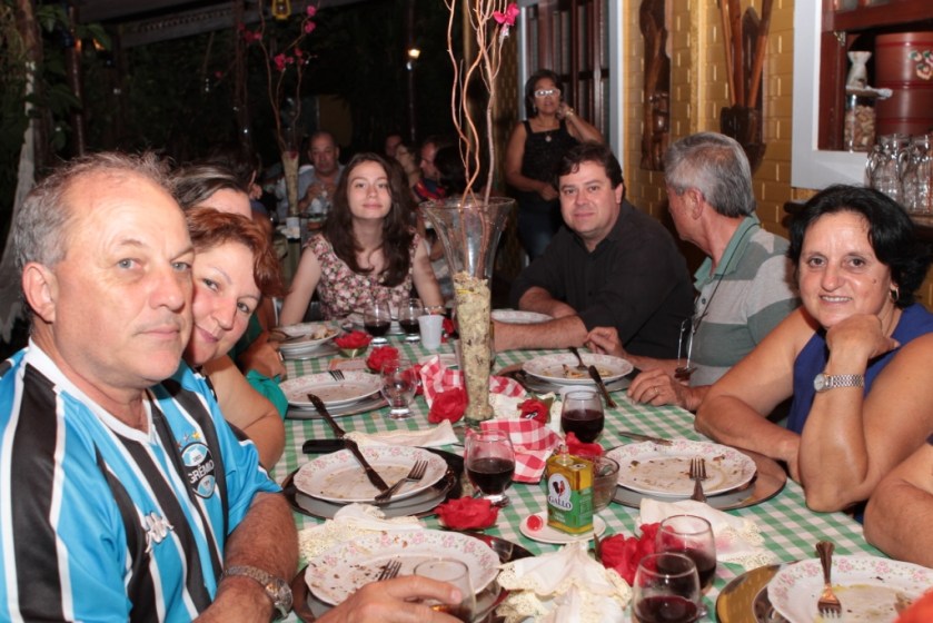 Em primeiro plano, Barcelos, com sua fantasia de sofredor, secundado pela esposa, colorada de cruz na testa.