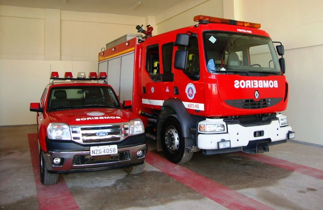 De um dia para outro, bombeiros abandonam os baldes e agora vão combater o fogo com caminhão pipa adequado