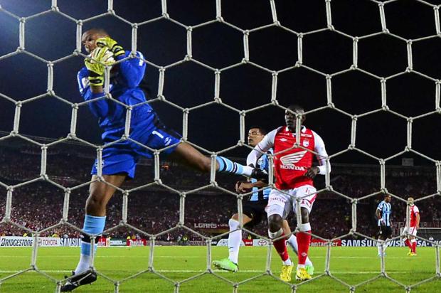 Grandes defesas do veterano goleiro Dida não evitaram a derrota. Foto: LUIS ACOSTA / AFP para Zero Hora e RBS