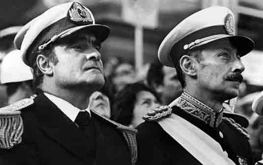 Emilio Eduardo Massera, à esquerda, ministro da Marinha de Videla, comandou a tortura e a eliminação de opositores em alto mar, jogados de aviões.