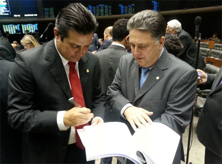 Garotinho quer envolver o Governo na CPI, que tangencia, de longe, o problema das lavagem de dinheiro no País.