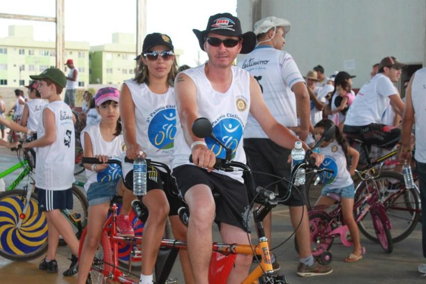 Esta família usou uma tricicleta