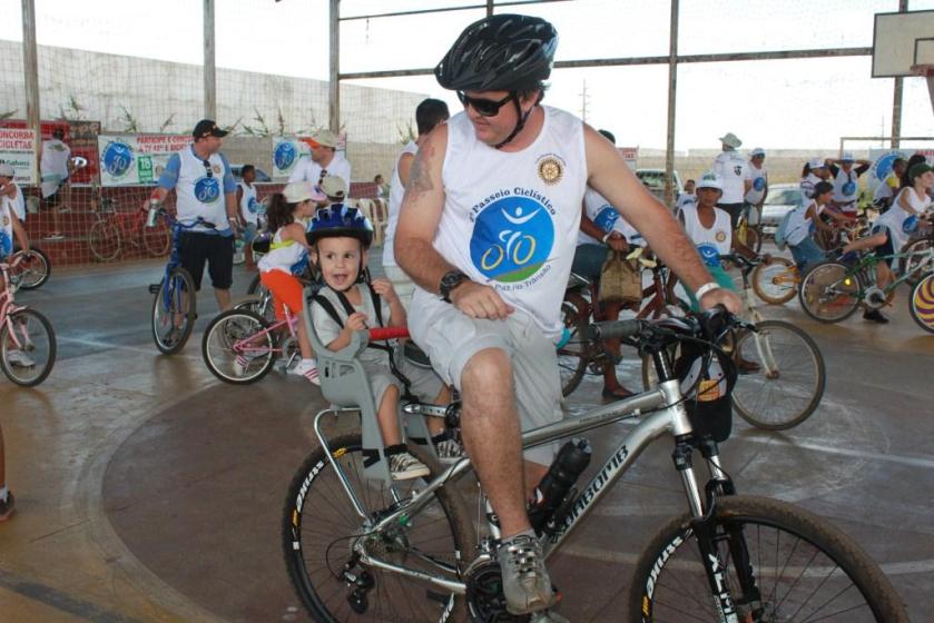 Pai no pedal, filho na carona