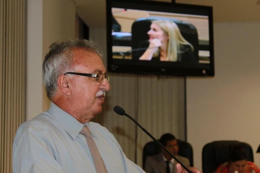 Alaídio: bolachinhas e café preto durante a sessão para amenizar as batalhas contra o Executivo.