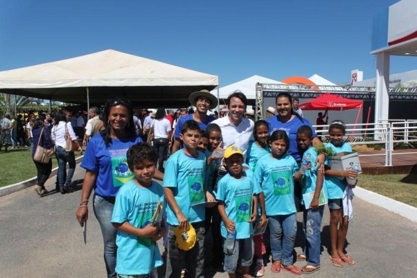 O deputado Mario Negromonte Jr. posou junto com os meninos do programa de erradicação do trabalho infantil