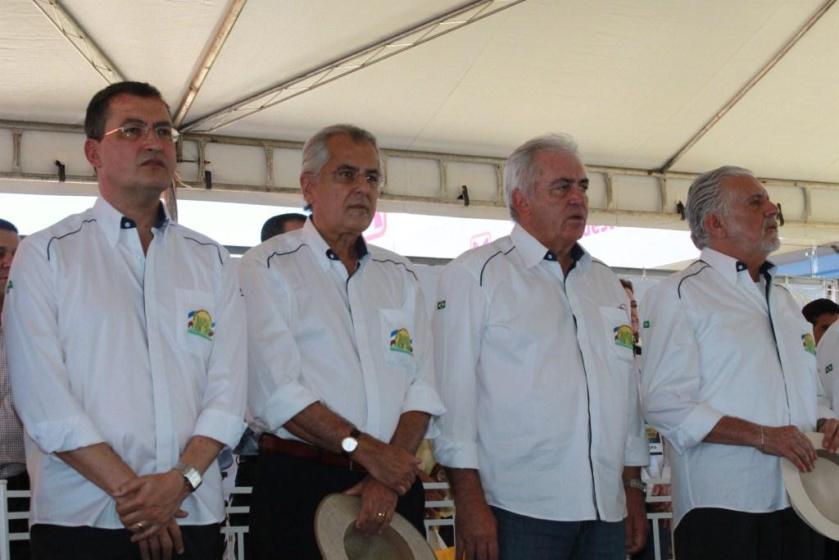 Autoridades ouvem os hinos. Wagner cantou o Hino da Bahia desde o início.