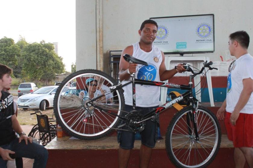 O sortudão, ganhador da segunda bicicleta