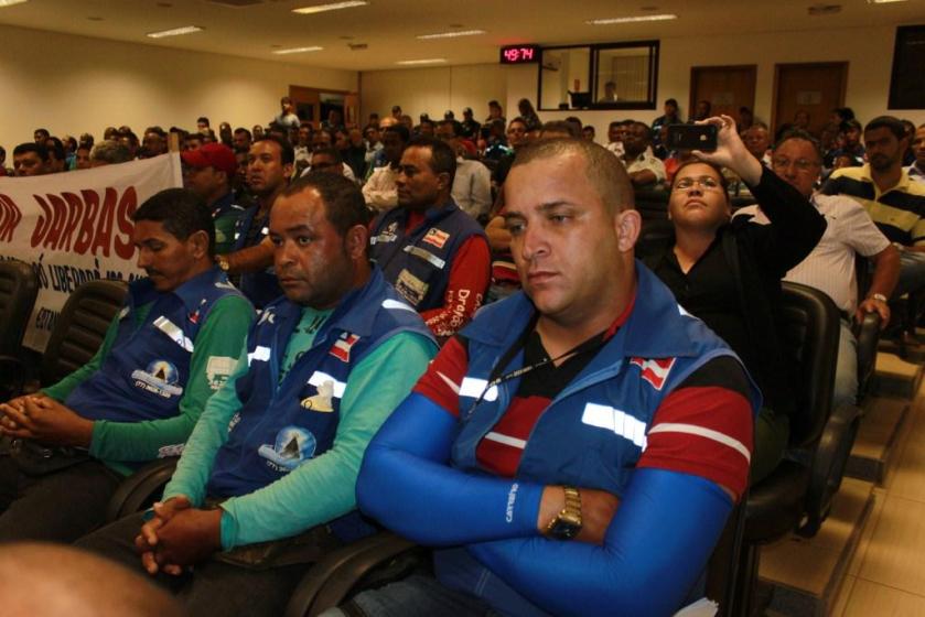 Silvano Oliveira, em primeiro plano,  presidente  da AMOTALEM, ouviu com atenção Jarbas Rocha dizer que não teme suas ameaças.