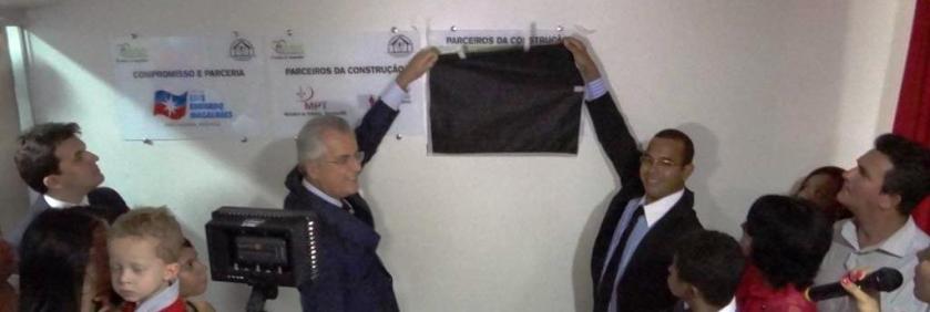 O Prefeito e o presidente da AMA, Diego Alves, descobrem a placa inaugural.