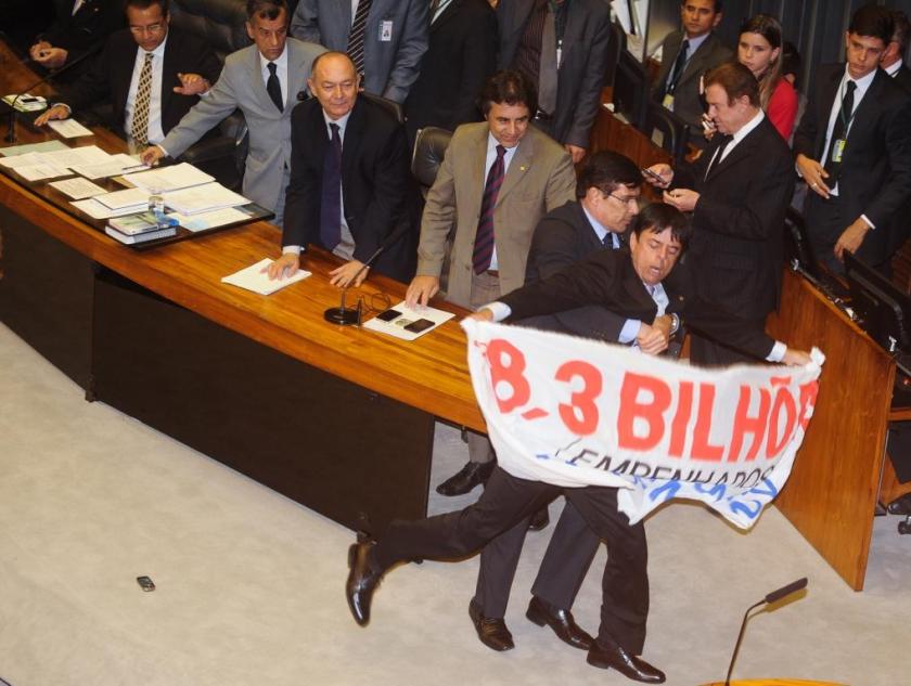 O deputado Oziel, em foto da Agência Brasil, durante a tumultuada sessão de votação da MP dos Portos