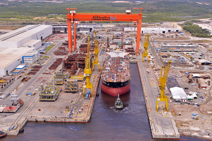 O Zumbi no estaleiro, no dia do lançamento e, abaixo, realizando sua primeira viagem, lotado de petróleo.
