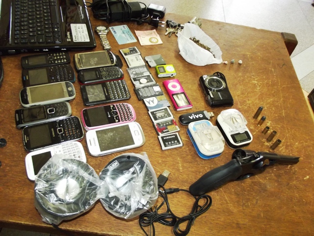 Parte do material apreendido