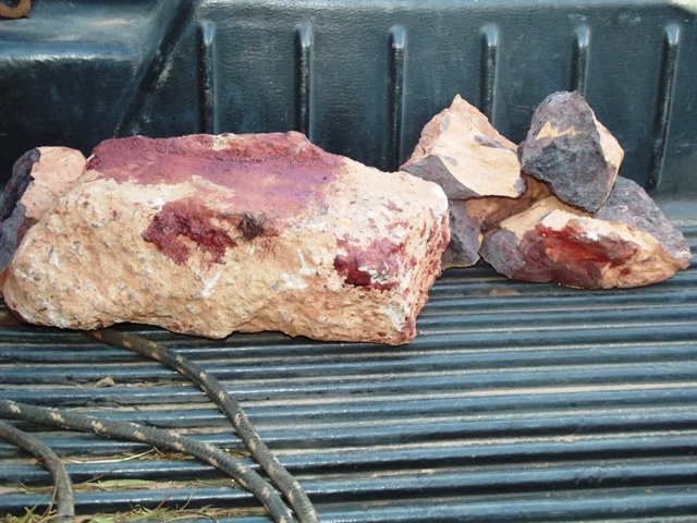 Os blocos de concreto e pedras usados para esmagar a cabeça da vítima