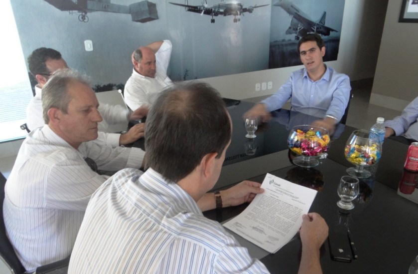 Estiveram presentes Rafael Borges Bueno, superintendente da Conab,o secretário municipal de Agricultura, Renato Faedo,  presidente da Aiba, Julio Busato e empresários locais. Foto Claudio Foleto