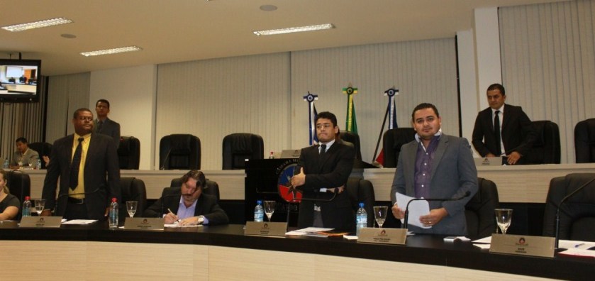 Vereadores levantam-se de suas cadeiras para obstruir os requerimentos