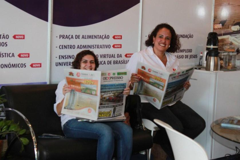 As coordenadoras acadêmicas da FAAHF Regiane Ferrato e Andrea Bernardes, flagradas em plena leitura da edição especial de O Expresso.