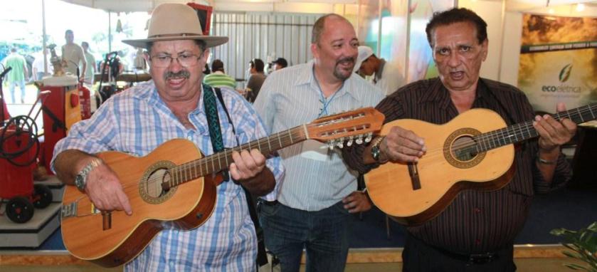 O diretor comercial de O Expresso, Rogério Fay, completa o trio de repentistas cereases, com Chico Ivo e Ceará.