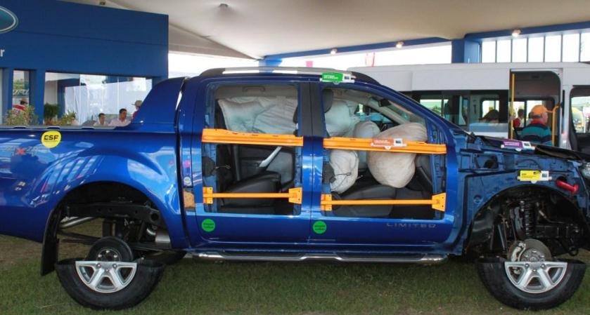 A nova Ranger, com estrutura e dispositivos de segurança expostos atraiu os visitantes