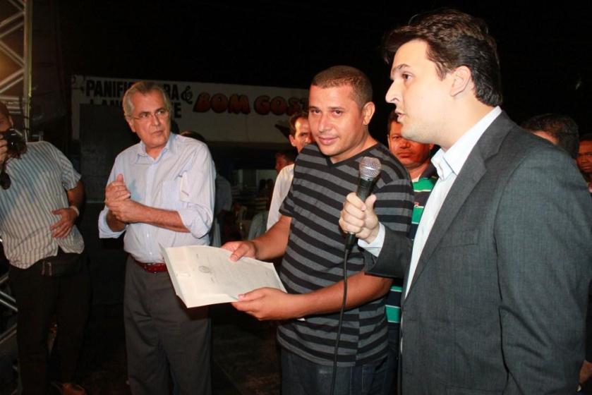 Humberto, Leandro Borges - mostrando o documento para a foto - e o Promotor