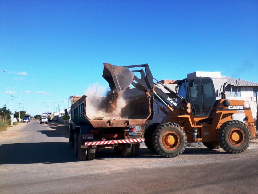 Limpeza de Entulho na Cidade Universitária.Foto Edilson jr