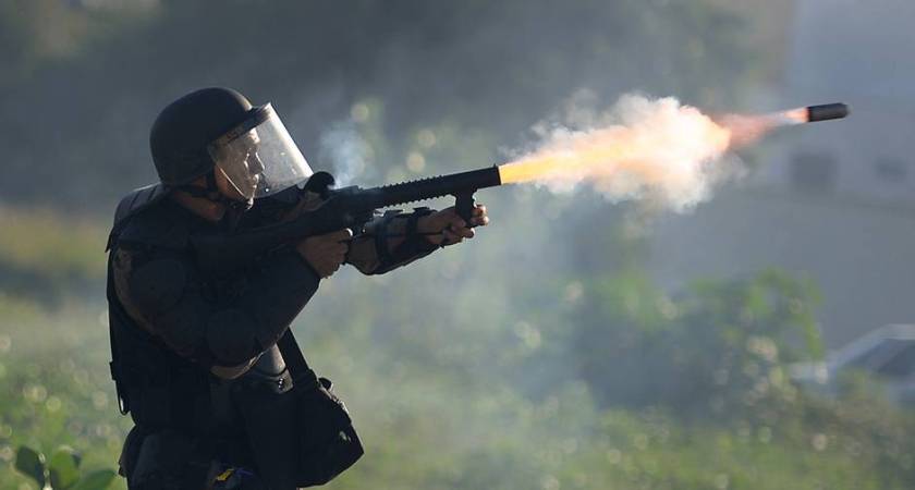 Foto de Yasuyoshi Chiba, da AFO, publicada em O Globo. Manifestações em Fortaleza, ontem, 27.