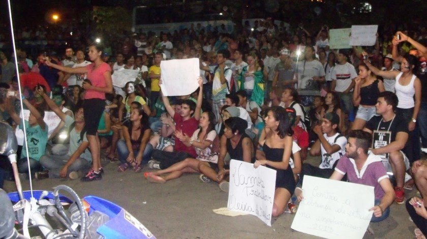 Manifestação foi igual ou maior que a da semana passada: 5 mil jovens na rua por transformações na gestão pública e na política.
