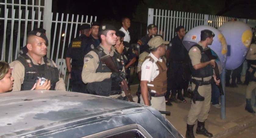 Polícia Militar precisou invadir a invasão da Prefeitura. Manifestantes chegaram a derrubar um portão.