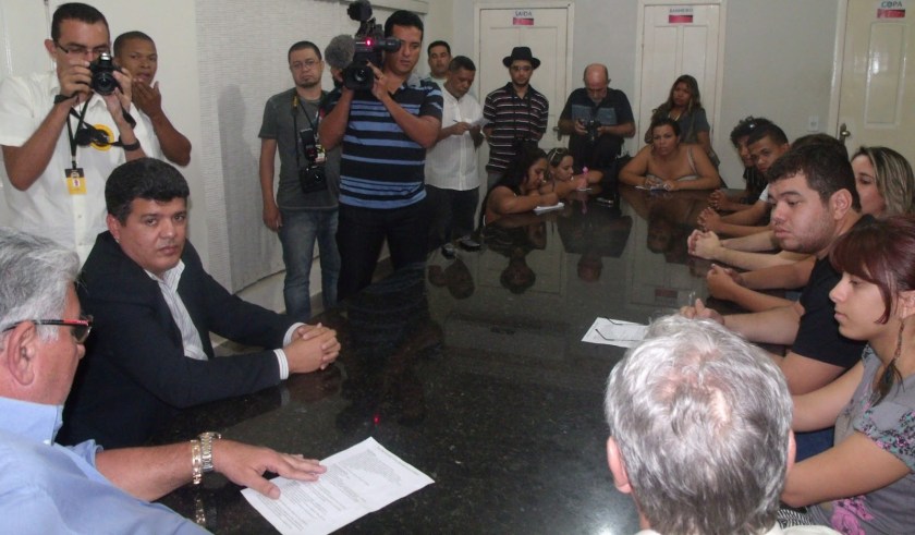 O prefeito Antonio Henrique chegou a receber líderes, mas reunião foi interrompida pela tentativa de invasão.