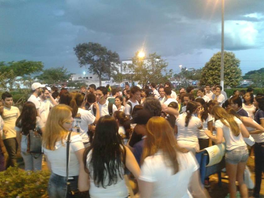 Foto de Hélio Lima. Concentração na praça Ayrton Senna