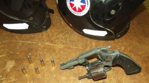 A arma apreendida com o menor.
