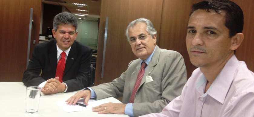 Humberto Santa Cruz presidente da Umob, acompanhado pelo prefeito de Angical, buscam soluções para educação na região oeste, através do FNDE. Foto Ascom Lem (1)