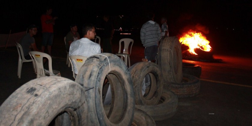 Sentados em parte da pista, caminhoneiros esperam uma solução oficial