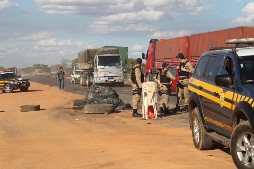 PRF afirmou que se movimento não for unânime é preciso liberar todos os caminhões nas barreiras