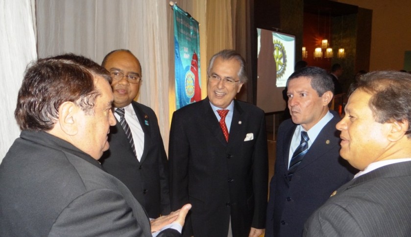 Membros do Rotary Club de Barreiras e Luís Eduardo Magalhães explicam sobre as atividades da organização na região. Foto Claudio Foleto
