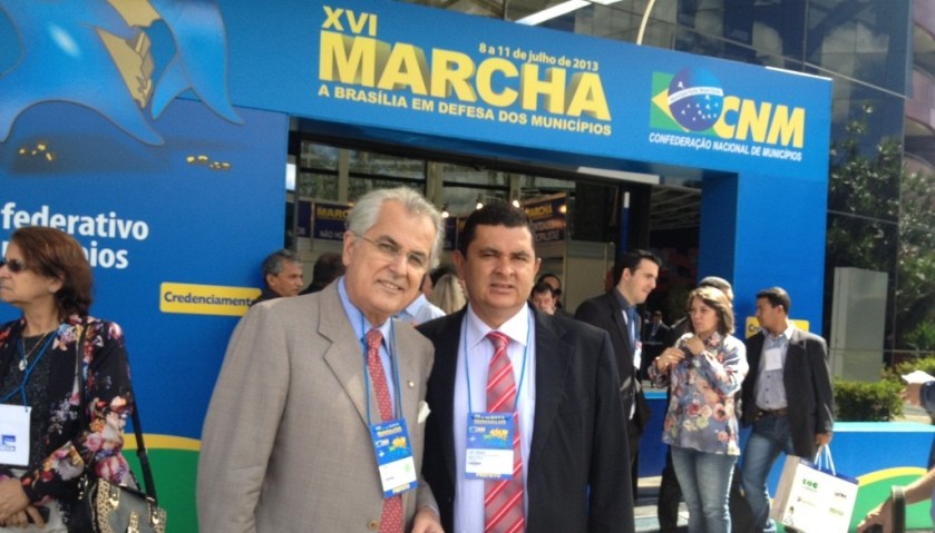 O prefeito de Luís Eduardo Magalhães, Humberto Santa Cruz e o prefeito do município de Lapão José Barbosa na XVI Marcha a Brasília em Defesa dos Municípios.Foto Ascom Lem