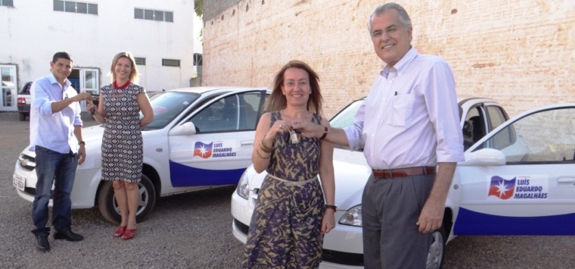 O Prefeito e o vice, Marcos Alecrim, entregam as chaves para a diretora de captação de recursos, Maria da Gloria Maximiano e a gerente de Arrecadação e Fiscalização, Simone Jacobsen. Foto Claudio Foleto