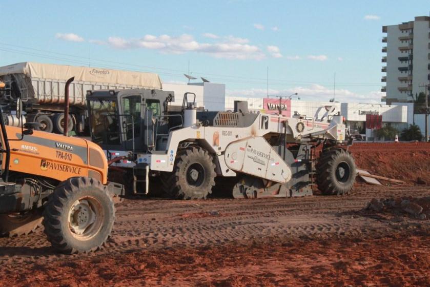 A máquina recicladora. Ela é quem faz o acabamento da sub-base.