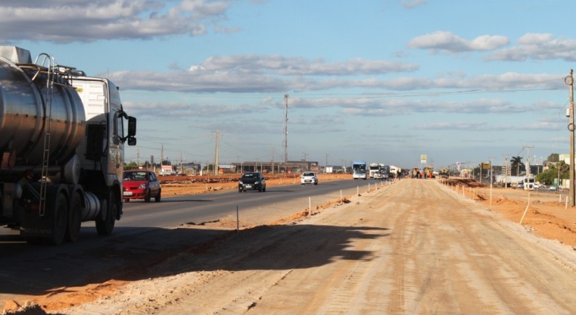 Pista com acabamento da sub-base pronto, esperando o cascalho.