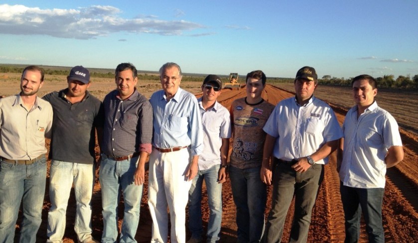 Prefeito Humberto Santa Cruz  acompanhado pelo secretário de Infraestrutura, Waldemar Leite e a equipe parceira da obra.Foto Ascom Lem 