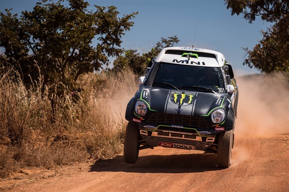 Peterhansen continua imbatível na ponta com seu Super Mini, vencedor do Dakar.