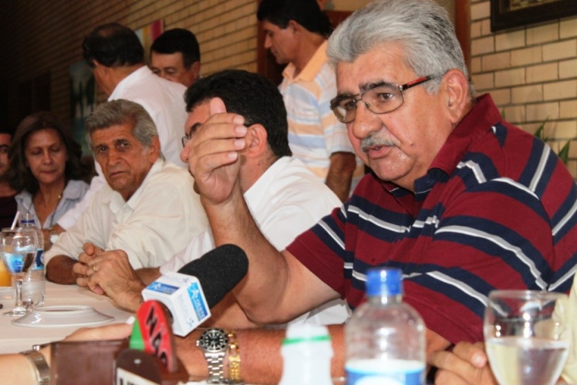 Antonio Henrique, em foto deste Editor, durante a pré-campanha do ano passado. Na época, Tonhão estava com a mão cheia de pedras para jogar na medíocre gestão de Jusmari Oliveira. Hoje, virou vidraça, até com disputas dentro da própria família.